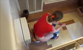 Sexy Mariska shitting in the toilet