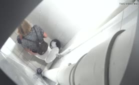 Spying on a blonde milf that's pooping