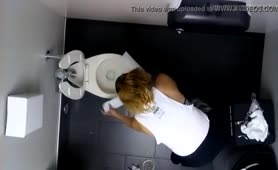 College teen caught shitting in public bathroom
