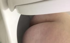 Quick poop in toilet
