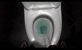 Sexy Babe Takes a Nice Dirty Dump Today
