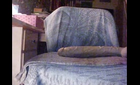 A woman takes a huge dildo in the Ass