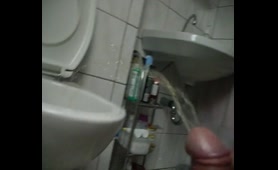 Woman Takes a Piss in an Extreme Way