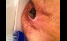 Curvy Babe Shits in Close Up