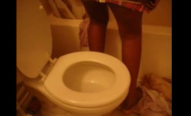 Latina Takes a Tiny Dump