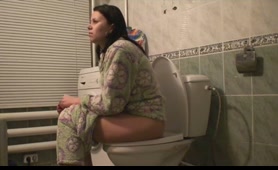 Brunette Lady Finally Shits