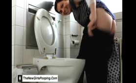 Woman Shits and Doesn't Wipe