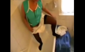 Amateur Lady Pees in Her Diaper