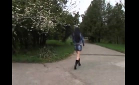 Amateur Woman Pisses in Public