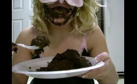 Amateur Babe Eats Shit from Plate