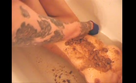 Amateur Babe Takes a Shit Bath