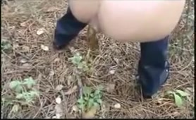 Teasing with her ass while pooping